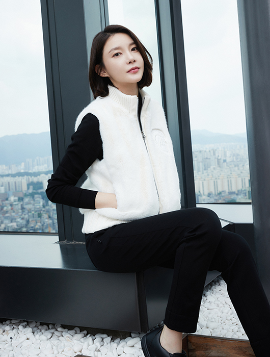사진: 배우 차예련이 가이거 의류를 입고 포즈를 취하고 있다.