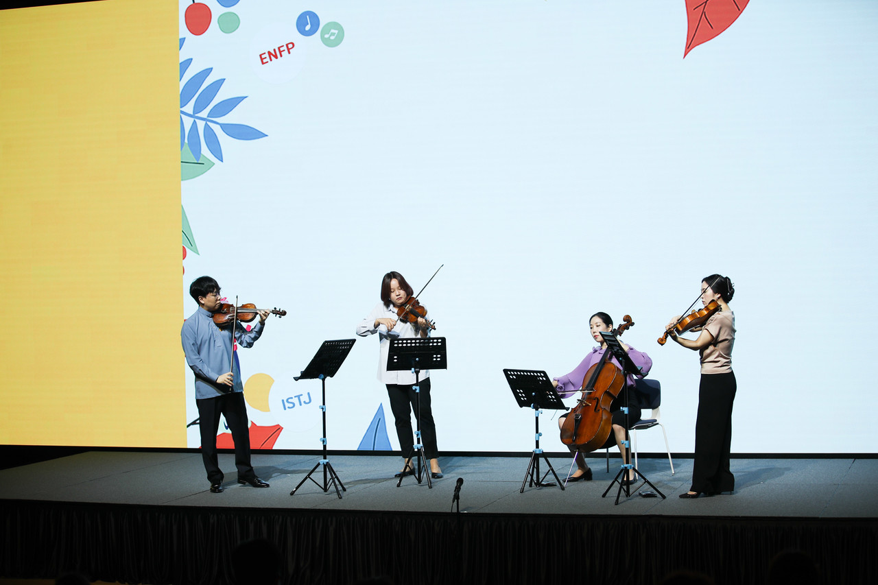현악4중주를 연주 중인 쿤스트베르크(왼쪽부터 음악감독 박주경, 바이올린 이주미, 첼로 정승원, 비올라 안지원)