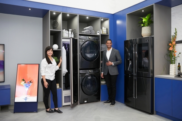 ▲ 삼성전자 모델이 북미 최대 규모의 주방·욕실 관련 전시회인 ‘KBIS 2020’에서 프리미엄 세탁기·건조기와 패밀리허브 냉장고 등으로 구성된 ‘커넥티드 리빙존’에서 차별화된 AI·IoT가전을 소개하고 있다.