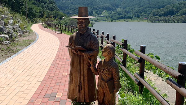 독서왕 김득신 시인 동상. 독서왕김득신문학관 제공