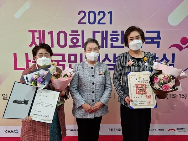 사진설명 : 11월 10일(수) 서울 영등포구 여의도 KBS 신관에서 열린 『2021 대한민국 나눔국민대상』 시상식에서 대한적십자사 장예순 부회장(사진 가운데)과 수상자들이 기념촬영을 하고 있다.