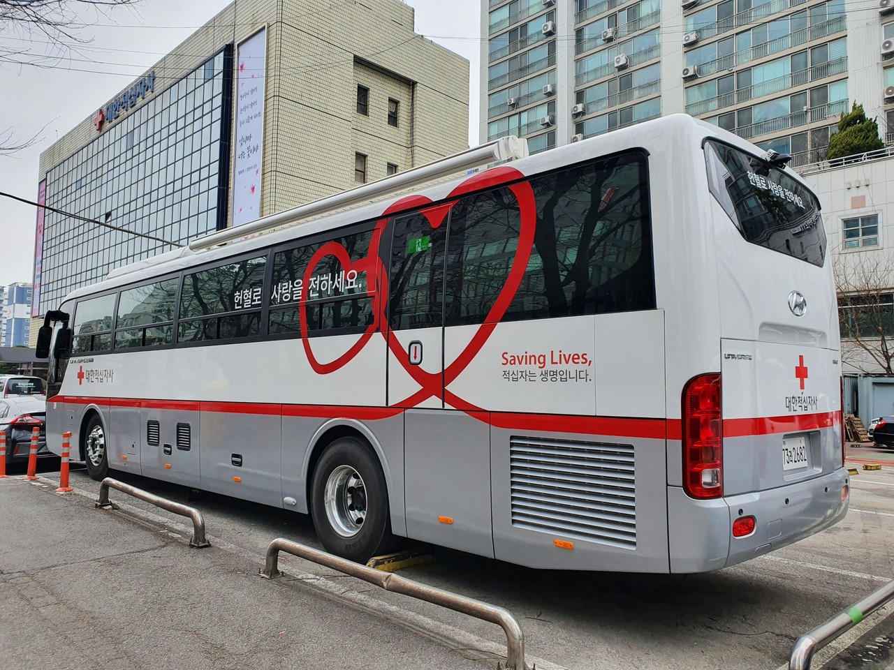 사진설명 : 삼성에서 기부한 100억여 원은 혈액 부족 문제 해소를 위한 신형 헌혈버스 제작에 사용될 예정이다. (대한적십자사 헌혈버스 예시)