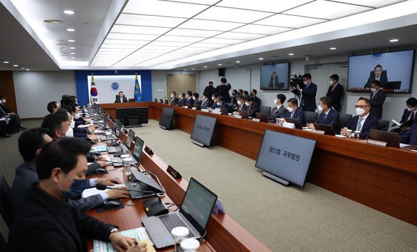  사진: 윤석열대통령은 5월 12일 용산 대통령실에서 임시 국무회의를 주재하고 있다.  출처: 제20대 대통령실