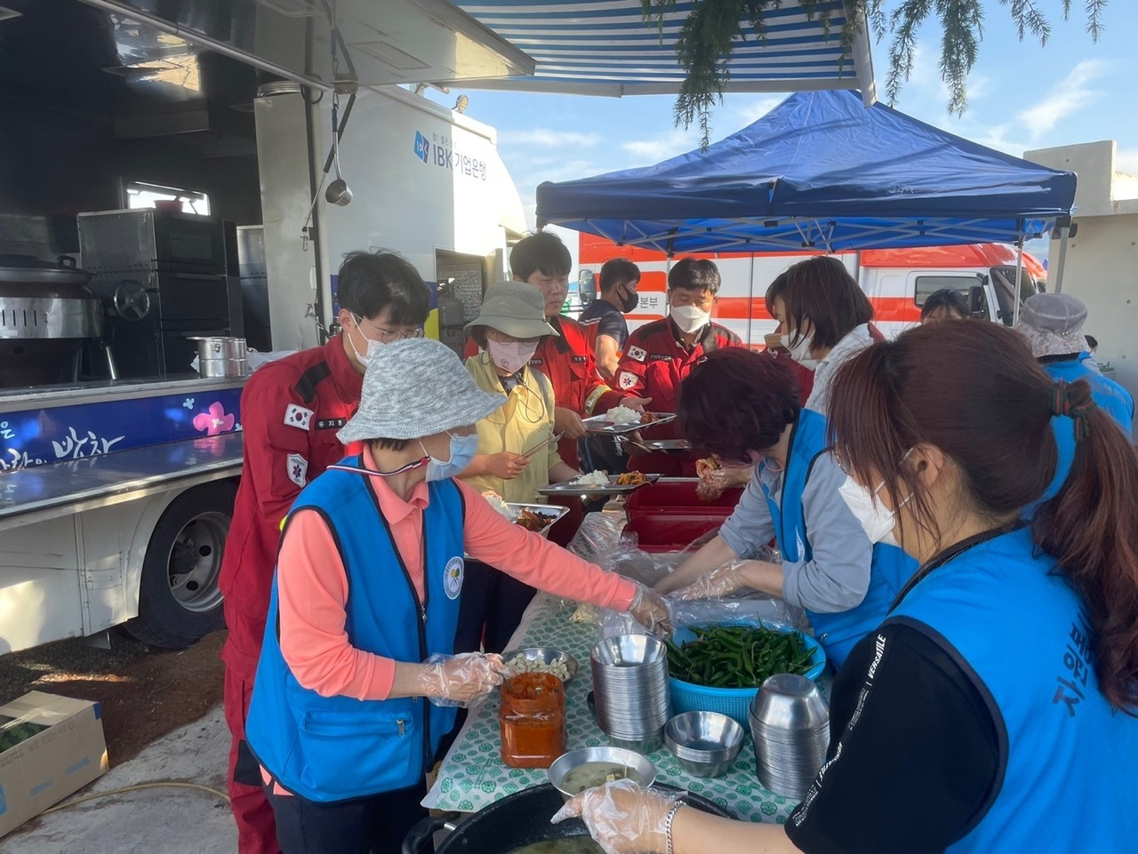 자원봉사자들이 산불현장에서 급식자원봉사를 펼치는 장면