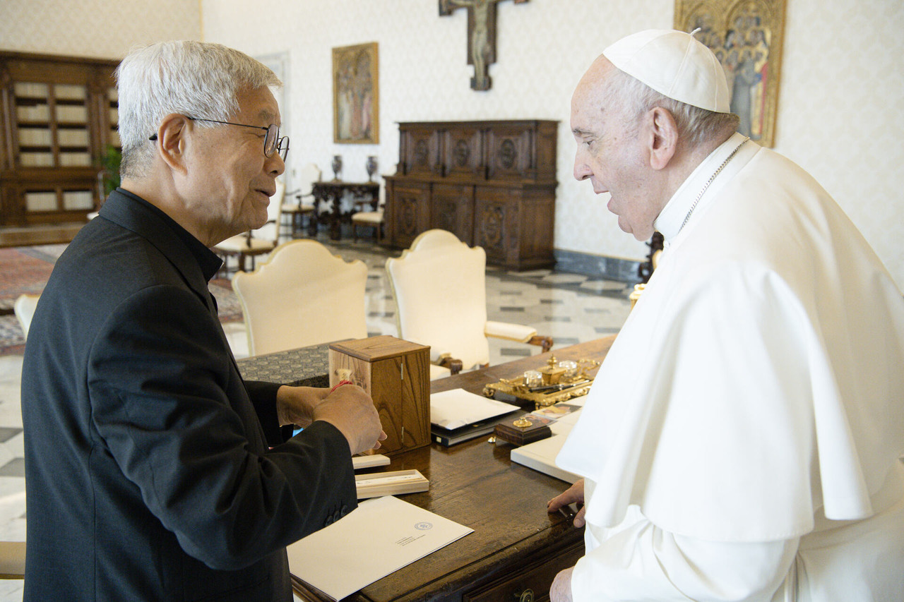 좌측 유흥식 추기경이  우측 프란치스코 교황님께  성작 선물에 대하여 설명하고 있다.  사진출처 : 바티칸