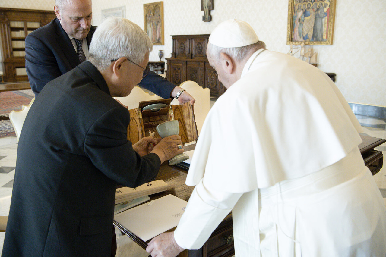 (좌측) 유흥식 추기경이 녹청자 성작에 대하여(우측)프란치스코 교황님께 설명하고 있다   사진출처 : 바티칸