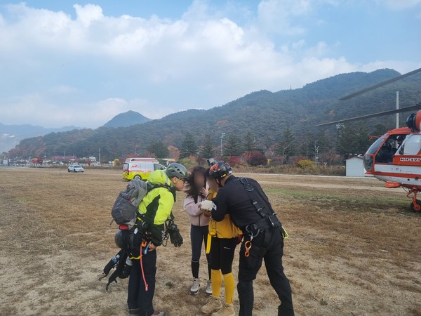 사진: 충북 보은군 속리산국립공원(입석대)에서 산행중 부상당한 여성(A씨 40대)가  산림헬기에 구조됐다. 