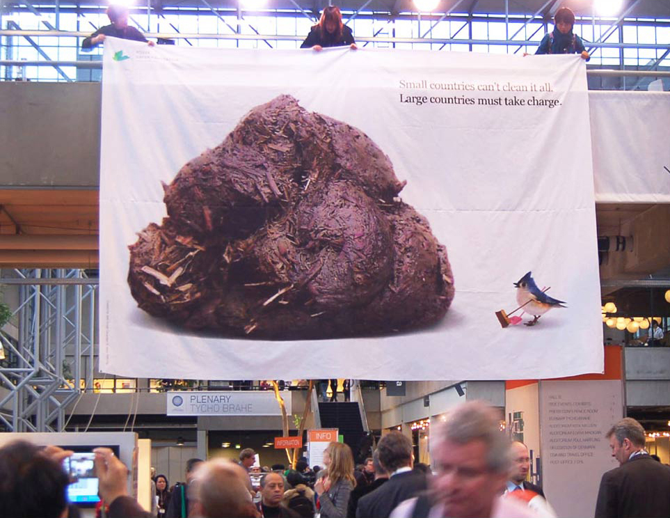 2009년 덴마크 코펜하겐에서 열린 제15차 당사국 총회(COP15)에서 ‘코끼리가 싼 똥을 참새가 치울 수 없다’는 거대한 환경 포스터를 내거는 퍼포먼스 진행