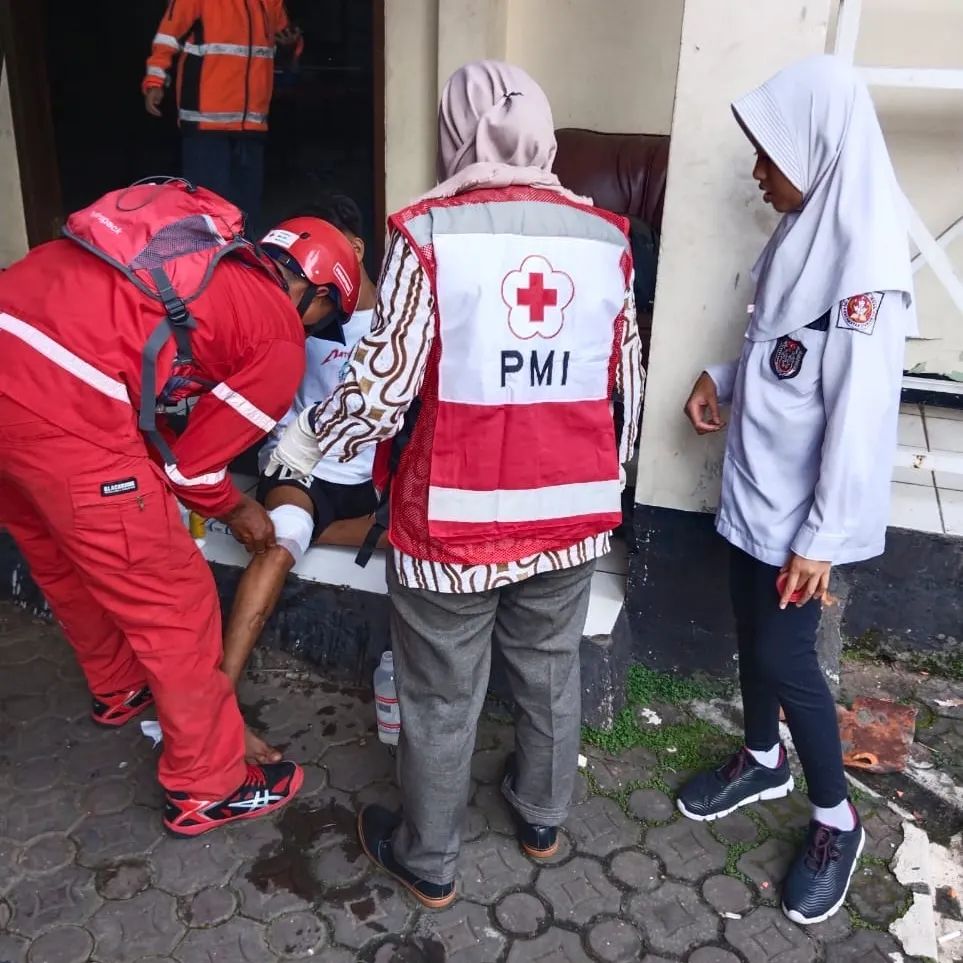 [사진출처] 인도네시아적십자사 , 인도네시아적십자사 긴급구호팀이 이재민 구조활동을 지원하는 모습