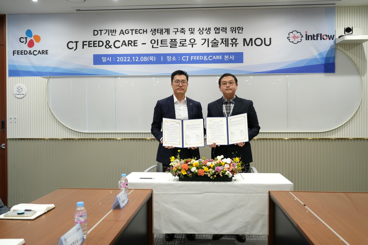 김선강 CJ 피드앤케어 대표(왼쪽)과 전광명 인트플로우 대표가 AgTech 생태계 구축을 위한  MOU 체결 후 기념촬영을 하고 있다.