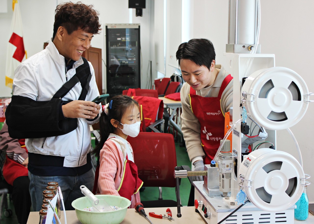 적십자사 서울 서부봉사관에서 페플라스틱을 활용해 업사이클링 제품을 만드는 시민참여 오손도손 봉사단.