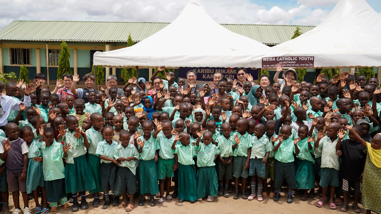 굿피플 회장단은 케냐 므위나 지역에 위치한 미카메니 마을 호산나 초등학교를 방문해 아이들을 위한 선물을 전달하고 학업을 격려했다.