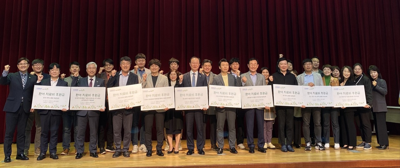 사진설명:  초록우산 어린이재단 문희영 대경권역총괄본부장(왼쪽), 중소벤처기업진흥공단 우영환 부이사장(왼쪽에서 여섯번째)