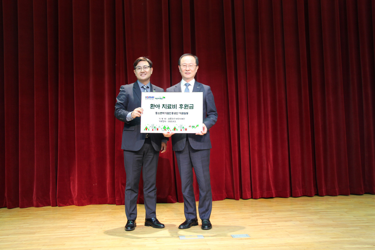 사진설명: 초록우산 어린이재단 문희영 대경권역총괄본부장, 중소벤처기업진흥공단 우영환 부이사장(오른쪽)