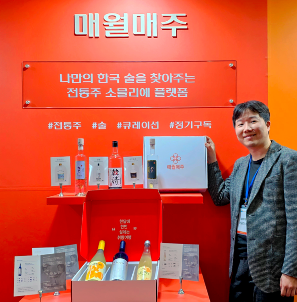 ▲지난 11일 손종찬 매월매주 대표(우측)가 팝업 부스 행사에 참여를 하고 있다. [사진 매월매주]