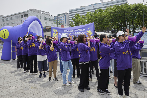 사진1. 국제앰네스티 한국지부 , 여성단체 및 지지자들, 용산 대통령실 앞 초대형 확성기 조형물 동반한 집회 모습 