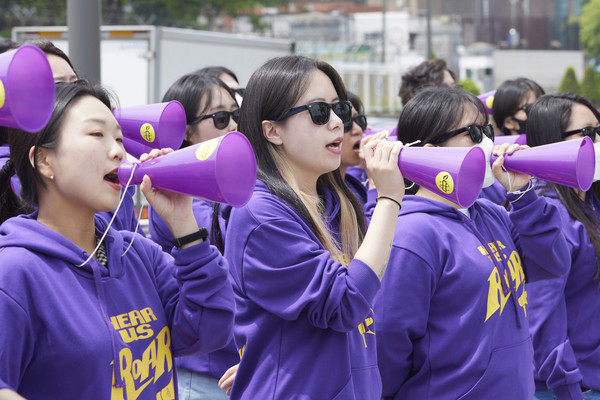사진2. 국제앰네스티 한국지부 , 여성단체 및 지지자들, 용산 대통령실 앞 초대형 확성기 조형물 동반한 집회 모습 