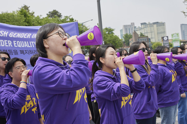 사진3. 국제앰네스티 한국지부 , 여성단체 및 지지자들, 용산 대통령실 앞 초대형 확성기 조형물 동반한 집회 모습 