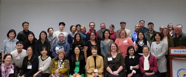 PCCU 첫 학회에 참석한 40여명의 미국교사와 한국어교사참가자 및 강의 발표자 출처: PCCU
