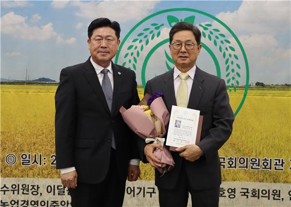 ▲이달곤의원이 한농연 우수 국감의원상을  수상했다.  