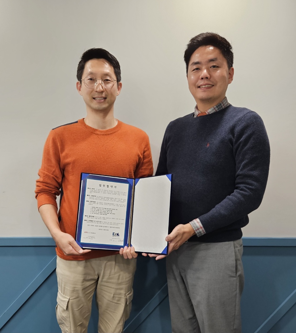 더 브릿지 황진솔 대표(왼쪽)과 국제디지털자산위원회 원은석 이사장(오른쪽)이 협약서를 들어보이고 있다. 출처 : 국제디지털자산위원회