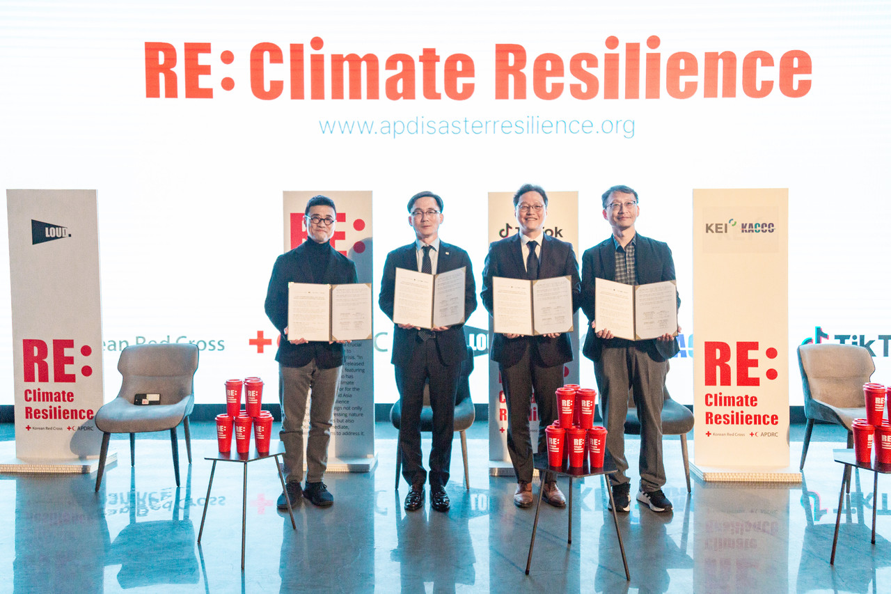 사진설명 : 대한적십자사는 10일 공공소통연구소(LOUD), KEI 국가기후위기적응센터 틱톡코리아와 함께 기후위기에 공동 대응하는 ’긴급대응:기후복원력(RE:Climate Resilience) 캠페인’ 업무협약을 체결했다고 밝혔다. 사진은 10일 서울 마포구 네버마인드에서 열린 협약식에서 협약서 서명 후 협약기관 대표들이 기념촬영을 하는 모습(사진 왼쪽부터 이종혁 공공소통연구소 라우드 소장, 이상천 대한적십자사 사무총장, 류동근 틱톡코리아 공공정책 총괄, 정휘철 KEI 국가기후위기적응센터 센터장