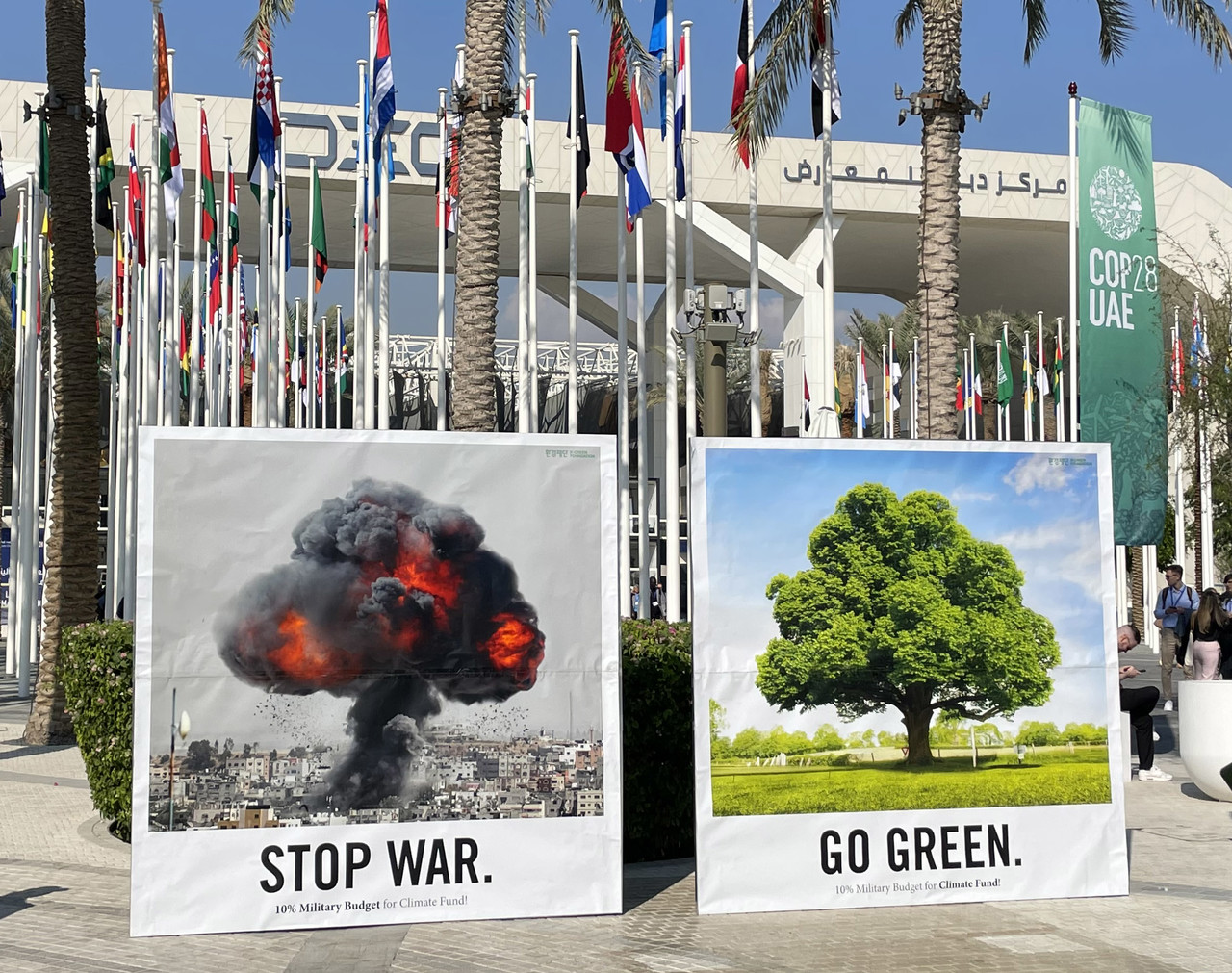 ▲사진: ‘STOP WAR’, ‘GO GREEN’ 등의 문구가 담긴 대형 그래픽 출처: 환경재단