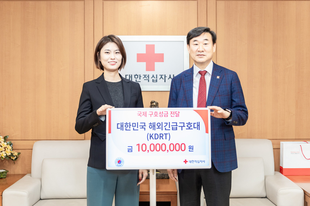 사진설명 : 12일(화) 서울 중구 대한적십자사 서울사무소에서 열린 기부금 전달식에서 허윤정 외교부 개발협력국 다자협력인도지원과장(사진 왼쪽)과 김성근 대한적십자사 국제남북사업본부장(사진 오른쪽)이 기념촬영을 하고 있다. (사진출처 : 대한적십자사)