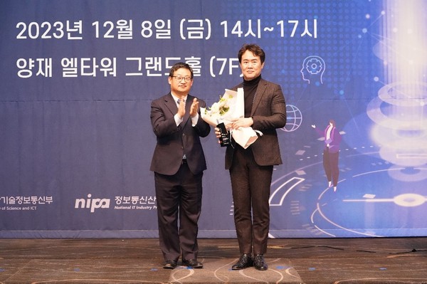 ▲(왼쪽부터 허성욱 NIPA 원장, 원에이엠 유병주 대표) 태성에스엔이가 정보통신산업진흥원(NIPA)에서 개최한 '2023 NIPA 파트너스 데이'에서 '2023 NIPA 나이스 파트너’로 선정되었다. (출처: 태성에스엔이)