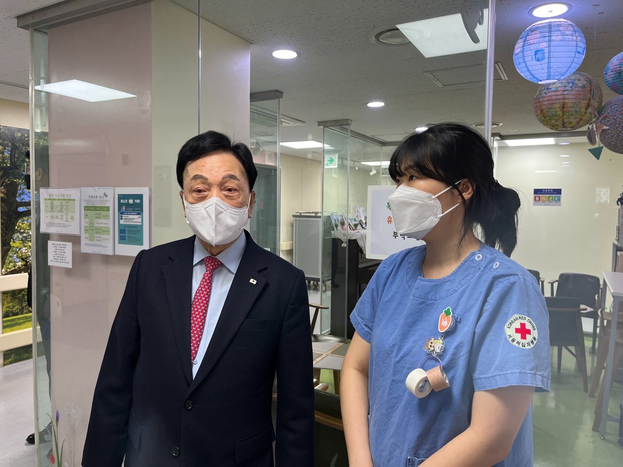 24일(토), 김철수 대한적십자사 회장이 서울적십자병원을 방문하여 의료위기 대응 현황을 점검하고 있다.