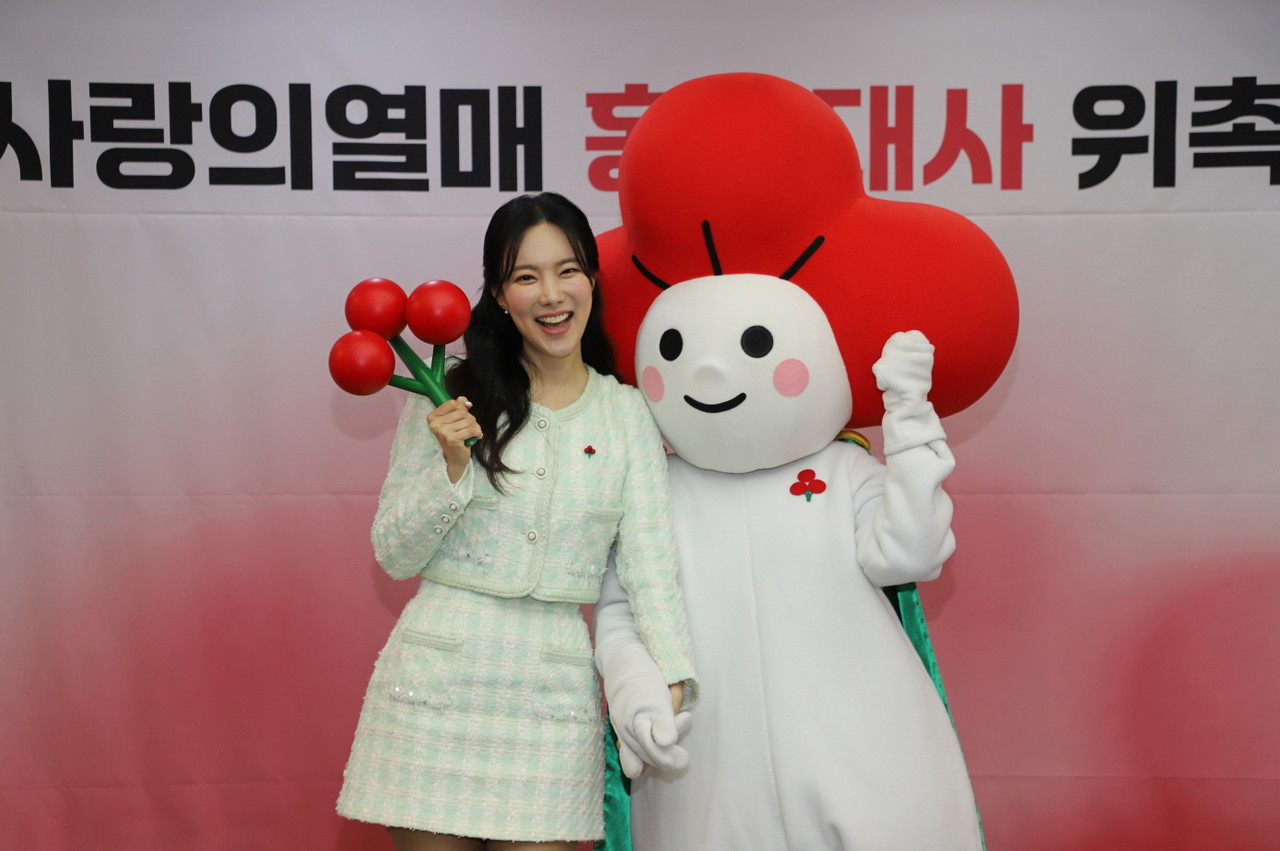 [사진설명] 왼쪽부터 사랑의열매 홍보대사 가수 김나희, 사랑의열매 마스코트 열매둥이
