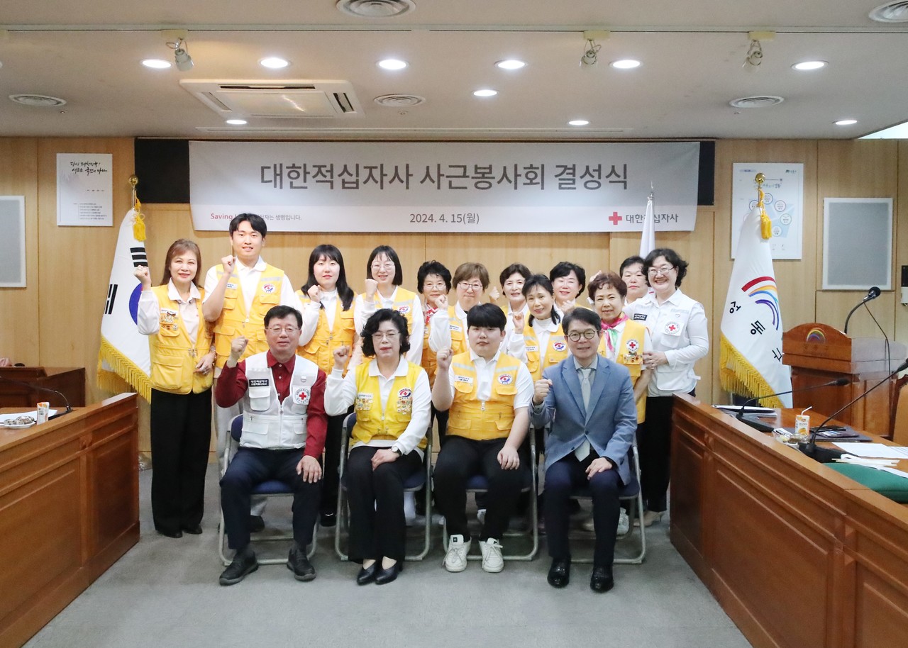 ▲사진: 대한적십자사봉사회 사근봉사회 신규 결성식에서 정원오 구청장과 함께 적십자봉사원들이 기념촬영을 하고 있다. 출처: 서울 성동구청.