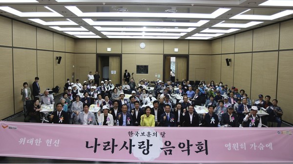 ▲ 참석자들이 단체사진을 촬영하고 있다. (사진제공: 해피기버)