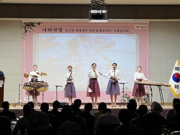 ▲ 퓨전국악그룹 비단의 공연을 관람하고 있다. (사진제공: 해피기버)
