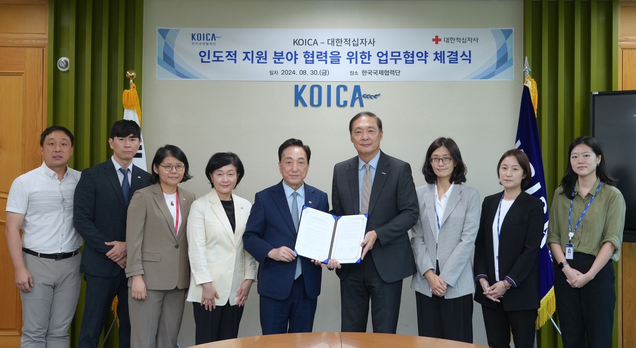 [사진2] 대한적십자사와 코이카는 8월 30일 경기도 성남시 코이카 본부에서 인도적 지원 분야 협력을 위한 업무협약을 체결했다. (사진 왼쪽 다섯번째부터 김철수 대한적십자사 회장, 장원삼 코이카 이사장) [출처: 한국국제협력단]