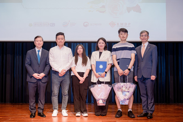 ▲ 왼쪽에서부터 KMDP 이홍기 회장, 이식수혜자 박윤서 양의 아버지, 박윤서 양, 조혈모세포 기증자 남정숙, 박철희, 가톨릭조혈모세포은행 정연준 은행장 (출처 : KMDP)