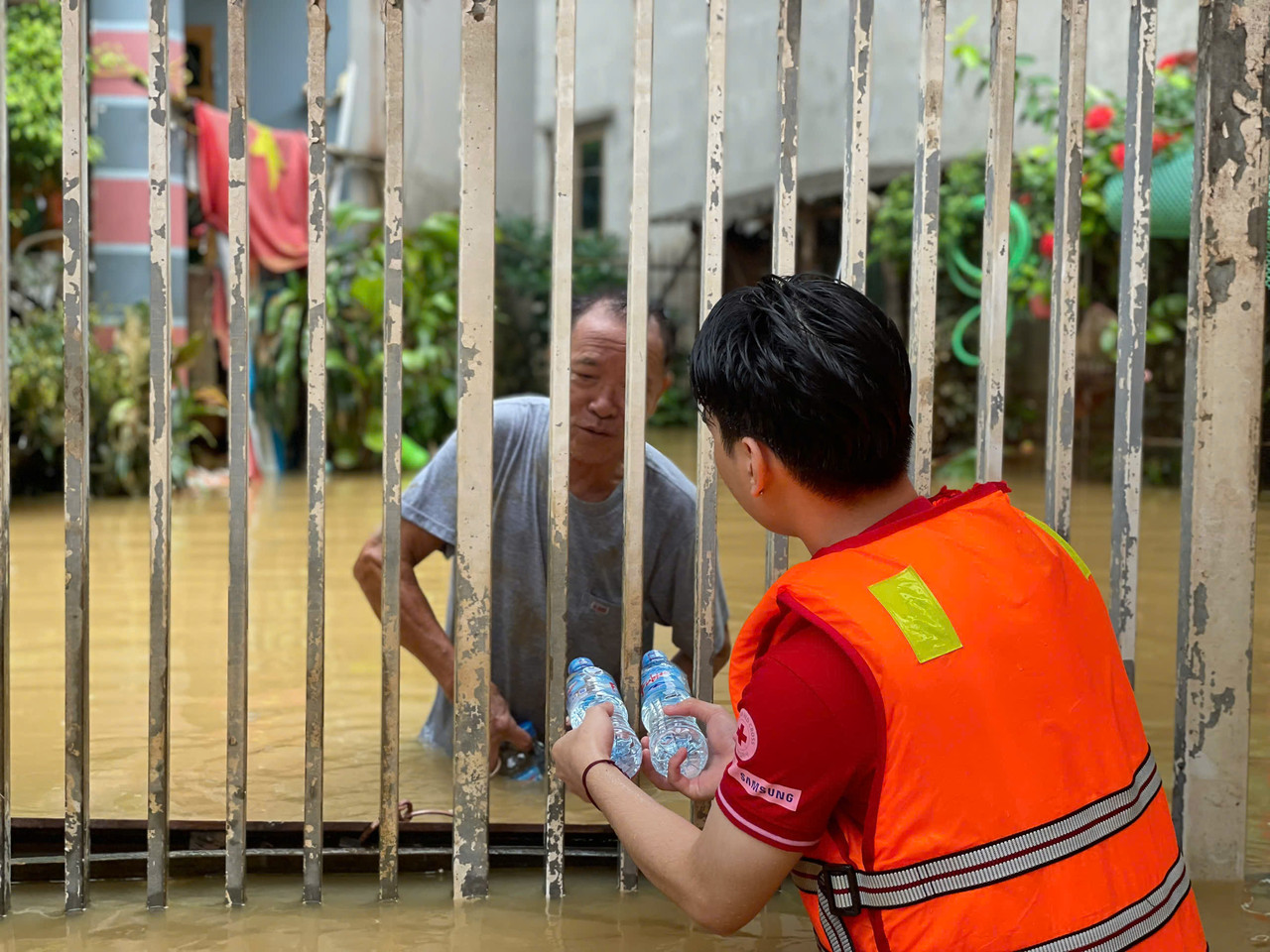 사진설명 : 지난 7일 대규모 태풍이 발생한 베트남에서 베트남적십자사 직원이 피해 이재민에게 생수를 전달하고 있다. [사진출처: 베트남적십자사]