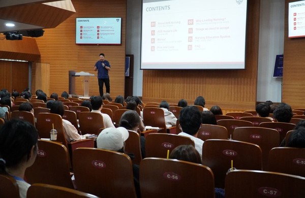 ▲이강용 간호사가 호주간호사에 대한 강연을 하고 있다.(사진 출처. 간호사연구소)