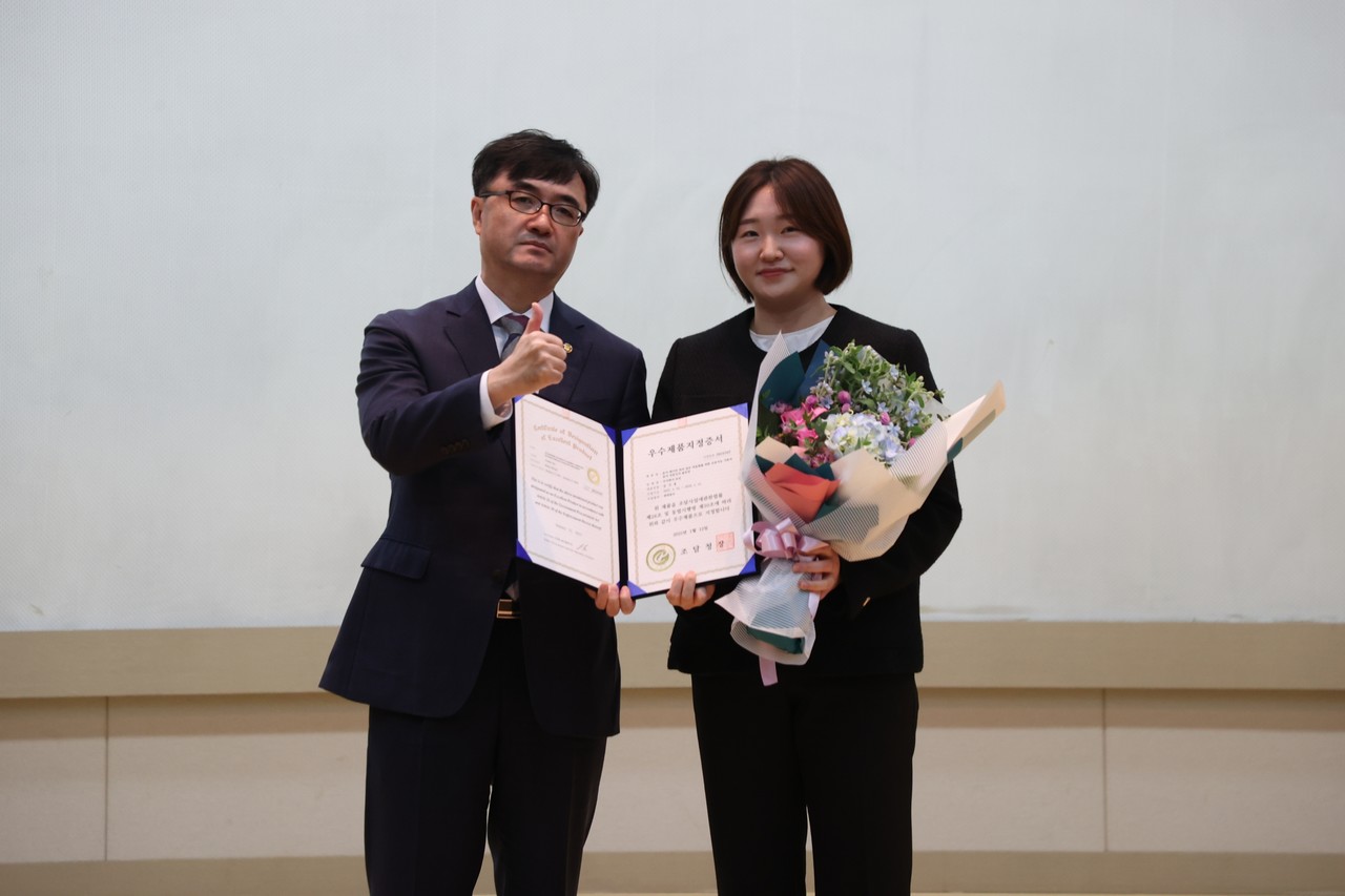 ▲ 심미진 로민 매니저(오른쪽)가 조달청 혁신제품 지정서를 받고 임기근 조달청 청장과 기념촬영을 하고 있다. [사진=조달청]