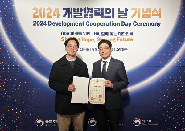 ▲사진: '2024 개발협력의 날 기념식'에서 국무총리 표창을 수상한 최봉원 팀앤팀 본부장(왼쪽)과 박진호 국무조정실 국제개발협력본부장(오른쪽)이 기념촬영을 하고 있다. 출처: 팀앤팀