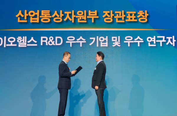 ▲ 이큐포올 이인구 대표가 장관표창을 수상하는 모습. 출처: 이큐포올