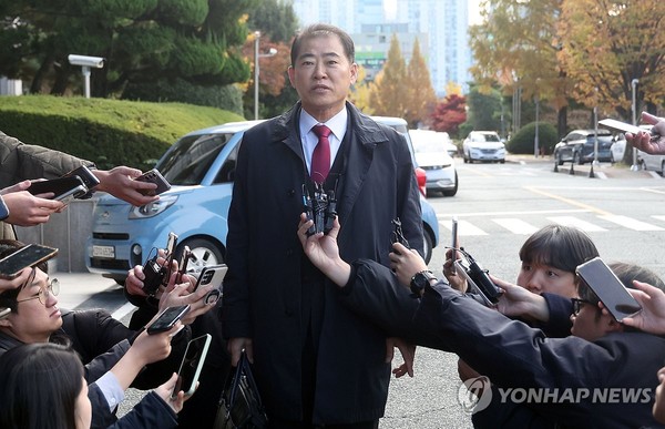 ▲사진:경남 창원시 성산구 창원지방검찰청(창원지검)에서 취재진 질문에 답하고 있는 남상권변호사  출처:연합뉴스 