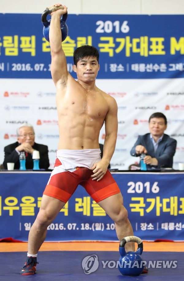 ▲서울 노원구 태릉선수촌에서 열린 리우올림픽 레슬링 국가대표 미디어데이 행사에서 대표팀 김현우가 케틀벨을 이용한 훈련을 선보이고 있다.  출처:연합뉴스 
