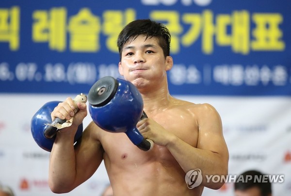 ▲대표팀 김현우가 케틀벨을 이용한 훈련을 선보이고 있다. 출처:연합뉴스