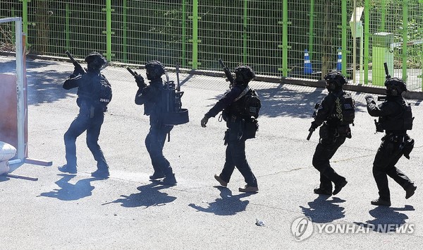 ▲사진: 2024년 2월 경기도 화성시 경기남부경찰청 경찰특공대 훈련장에서 열린 '제2회 재난희생자 신원확인(K-DVI) 훈련'에서 경찰특공대원들이 테러범을 진압하고 있다. 출처: 연합뉴스