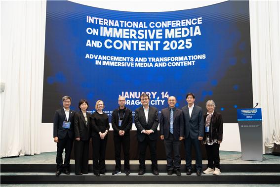 좌측 순서1. 베트남 우정통신기술대학 트룽 안 교수2. 카카오헬스케어 강은경 이사3. 덴마크 코펜하겐 IT 대학교 한나 위르만 교수4. 독일 쾰른 응용과학대학교 게임디자인학과 마커스 윔커 교수5. AI 프로그 인터렉티브의 대표이자 디지털 헐리우드 대학원의 교수인 키요시 신6. 위정현 중앙대학교 실감미디어혁신융합대학사업단 단장. 중앙대학교 가상융합대학 학장7. 미국 솔즈베리 대학교 정보시스템 및 운영관리학 차훈상 교수8. 인도네시아 ICE Institute의 파울리나 핀넨 선임전문가