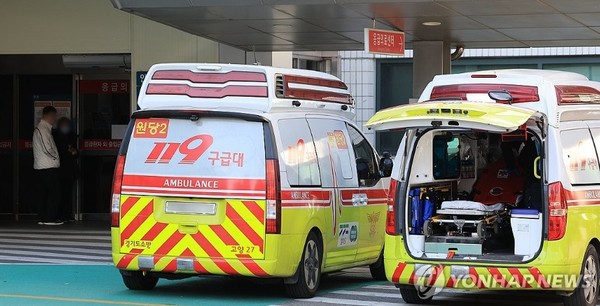 사진: 22일 오전 서울 시내 한 상급종합병원 응급의료센터 앞에 환자를 이송한 구급차가 주차돼 있다. 2024.11.22 출처: 연합뉴스