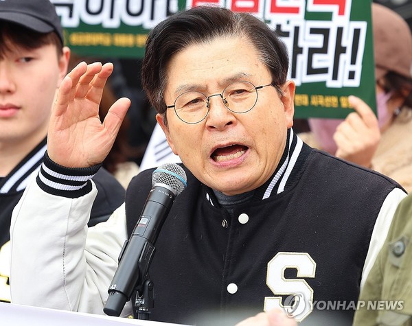 ▲황교안 전 국무총리가 28일 서울 종로구 성균관대학교 앞에서 열린 윤석열 대통령 탄핵 반대 집회에 참가해 규탄 발언을 하고 있다.황 전 총리는 성균관대학교 법학과 77학번 출신이다. 2025.2.28  사진:연합뉴스