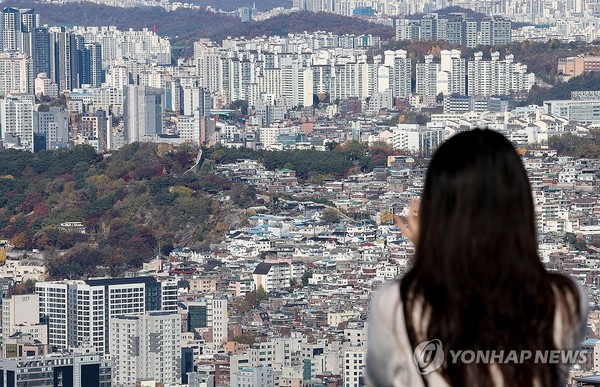 ▲가구가 소유한 집값의 격차가 최대 40배를 웃도는 것으로 조사됐다. 통계청에 따르면 자산가액 기준 상위 10% 가구의 평균 주택 가액은 12억5천500만원으로 하위 10% 평균 주택 자산 가액(3천100만원)의 40.5배 수준이었다. 사진은 24.11.18일 오후 서울 중구 남산에서 바라본 서울 시내 주택과 아파트 단지의 모습.  제공:연합뉴스