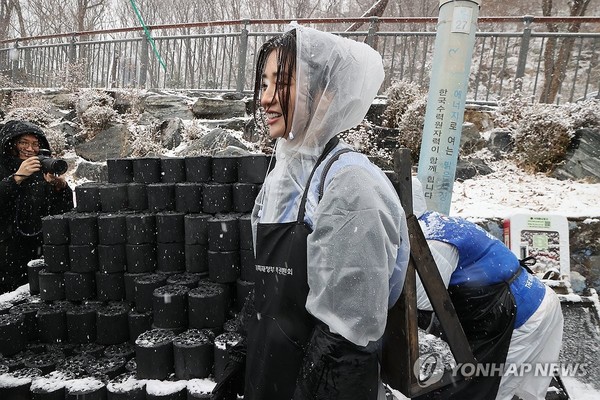 ▲ 배우 박하선이 4일 서울 서대문구 홍제동 개미마을 일대에서 열린 복권위원회 행복공감봉사단 2025년 첫 봉사활동에서 참가자들과 함께 연탄 나눔 봉사를 하고 있다. 2025.3.4  사진제공:연합뉴스